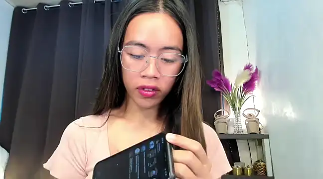 Snapshot of Emma_Jones88 chatting on February 15, 1:42 am Emma Jones88 online show from February 15, 1:42 am