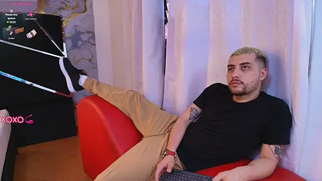 Snapshot of Pleasure_Vibes23 chatting on October 13, 9:15 pm Pleasure Vibes23 online show from October 13, 9:15 pm