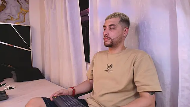 Snapshot of Pleasure_Vibes23 chatting on October 14, 10:32 pm Pleasure Vibes23 online show from October 14, 10:32 pm