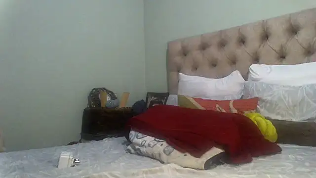 Snapshot of caramelqueen11 chatting on December 2, 8:00 pm caramelqueen11 online show from December 2, 8:00 pm