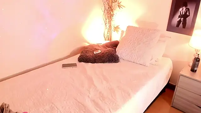 Alicee Levine online show from November 3, 9:05 pm