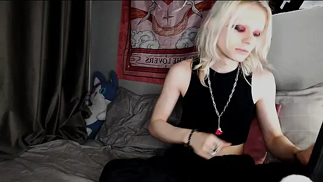 Snapshot of Alien_Bella chatting on May 13, 11:11 pm Alien Bella online show from May 13, 11:11 pm
