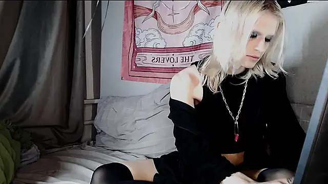 Snapshot of Alien_Bella chatting on June 4, 11:55 pm Alien Bella online show from June 4, 11:55 pm