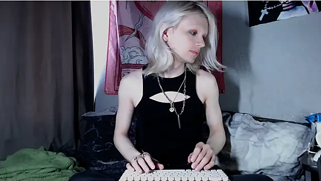 Snapshot of Alien_Bella chatting on July 22, 1:36 pm Alien Bella online show from July 22, 1:36 pm