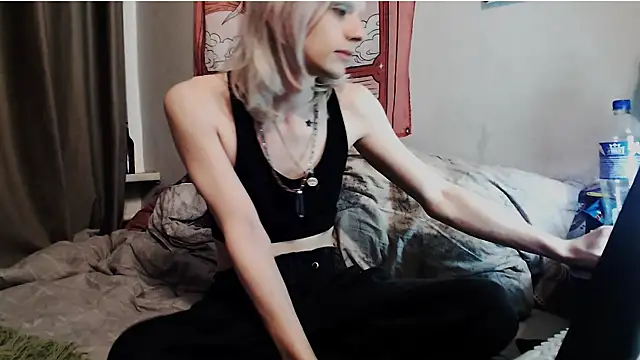 Snapshot of Alien_Bella chatting on July 26, 9:11 pm Alien Bella online show from July 26, 9:11 pm