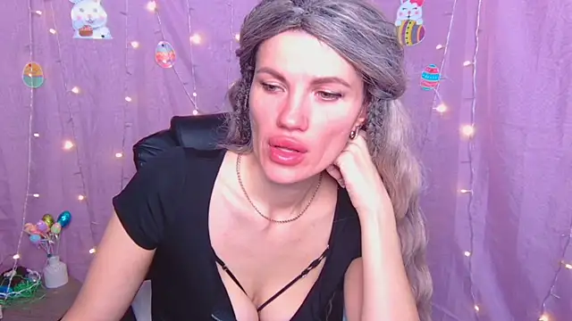 Snapshot of MilaLoona chatting on April 9, 6:19 am MilaLoona online show from April 9, 6:19 am