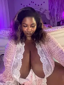 Snapshot of BigFineSelena chatting on March 28, 10:37 am BigFineSelena online show from March 28, 10:37 am