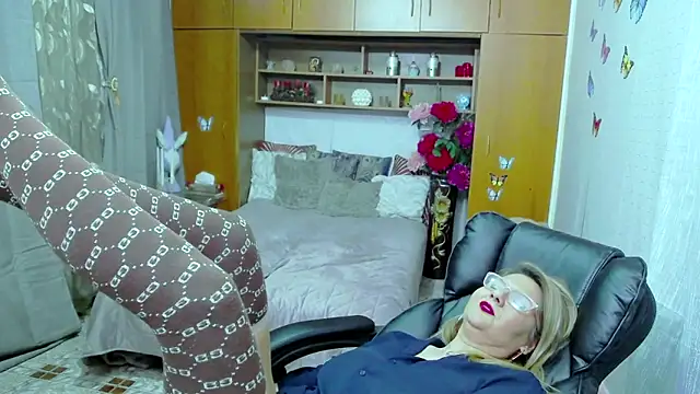 Snapshot of LucilleFenlys chatting on December 2, 12:19 am LucilleFenlys online show from December 2, 12:19 am