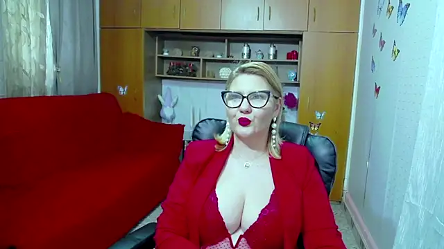 Snapshot of LucilleFenlys chatting on February 26, 6:15 am LucilleFenlys online show from February 26, 6:15 am