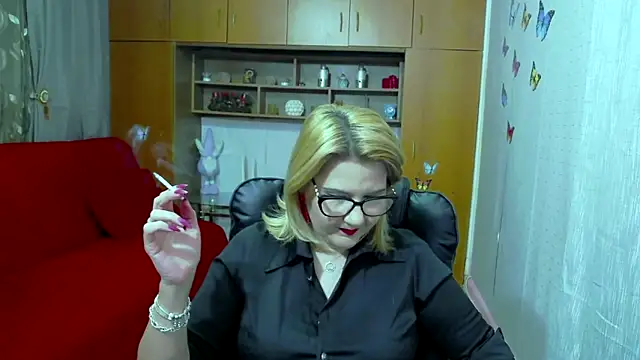 Snapshot of LucilleFenlys chatting on March 4, 7:43 pm LucilleFenlys online show from March 4, 7:43 pm