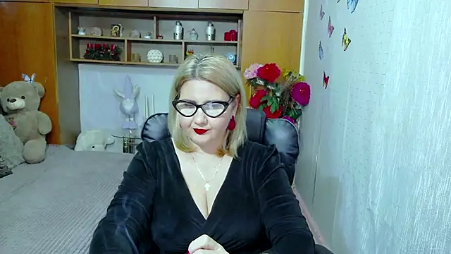 Snapshot of LucilleFenlys chatting on September 16, 12:00 am LucilleFenlys online show from September 16, 12:00 am