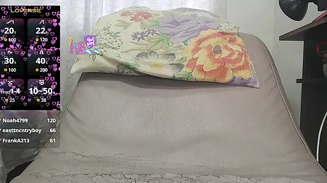 Kittywhiteass online show from May 3, 1:39 pm