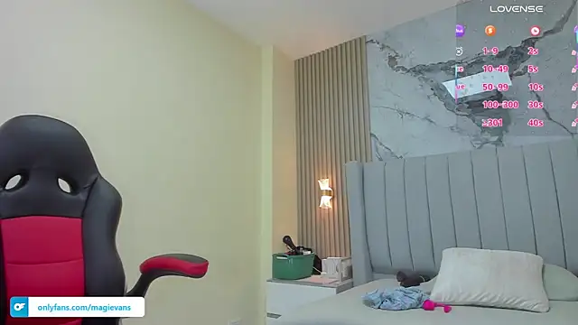 Snapshot of MAGIEVANS1 chatting on October 1, 12:33 pm MAGIEVANS1 online show from October 1, 12:33 pm