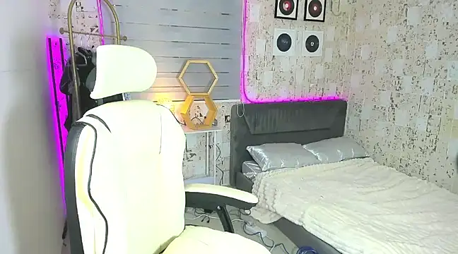 Snapshot of AlexandraMooree chatting on January 13, 2:39 am AlexandraMooree online show from January 13, 2:39 am