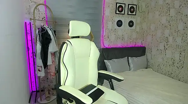 Snapshot of AlexandraMooree chatting on January 17, 9:39 pm AlexandraMooree online show from January 17, 9:39 pm