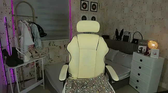 Snapshot of AlexandraMooree chatting on March 20, 9:37 am AlexandraMooree online show from March 20, 9:37 am