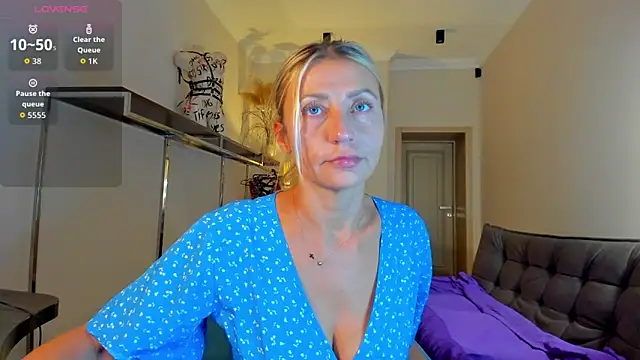 ZoeGrant online show from September 15, 7:47 pm