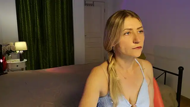 ZoeGrant online show from May 18, 4:18 am
