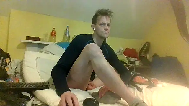 Snapshot of londonfuckwhore1 chatting on December 18, 6:21 am londonfuckwhore1 online show from December 18, 6:21 am
