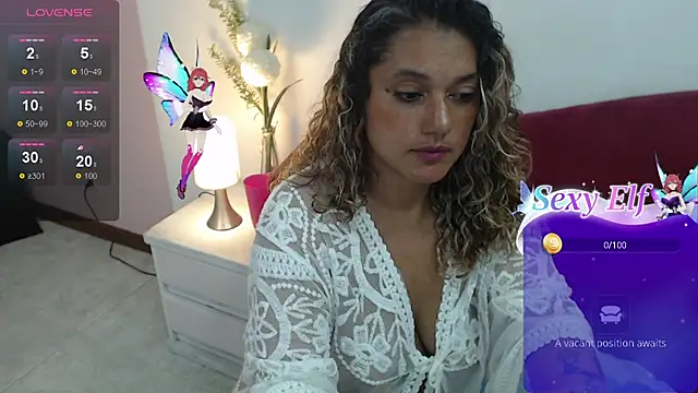 Snapshot of Sofii_Diaz chatting on December 6, 9:46 pm Sofii Diaz online show from December 6, 9:46 pm