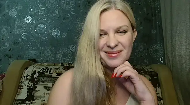 Snapshot of BlondeFox chatting on December 17, 11:39 am BlondeFox online show from December 17, 11:39 am