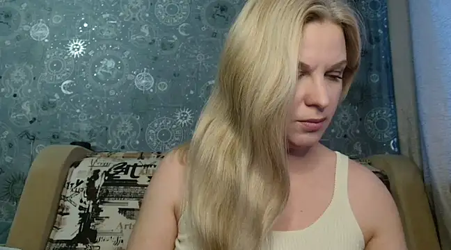 Snapshot of BlondeFox chatting on February 3, 10:47 am BlondeFox online show from February 3, 10:47 am