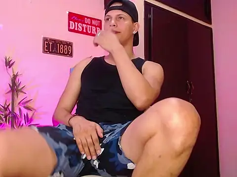 Snapshot of DavidNeill chatting on December 21, 6:34 pm DavidNeill online show from December 21, 6:34 pm