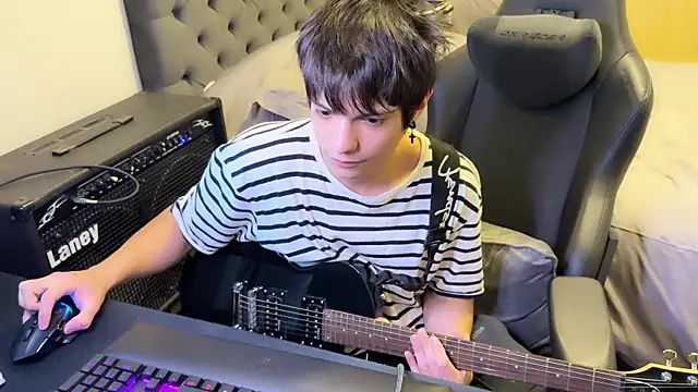 Snapshot of SasukeUhchiaa chatting on March 8, 4:50 pm SasukeUhchiaa online show from March 8, 4:50 pm