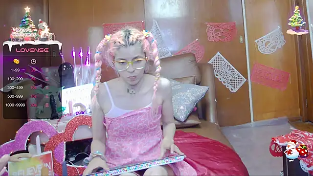 Skinygirl online show from February 5, 10:55 pm