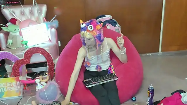Skinygirl online show from April 29, 11:44 pm