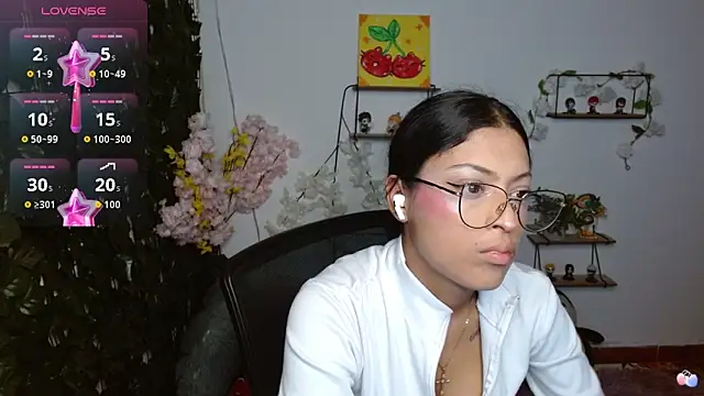Snapshot of vaness_weet chatting on April 13, 8:03 pm vaness weet online show from April 13, 8:03 pm