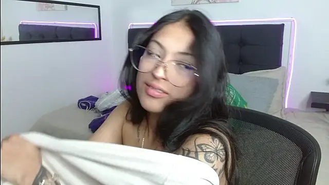Snapshot of vaness_weet chatting on April 21, 7:50 pm vaness weet online show from April 21, 7:50 pm