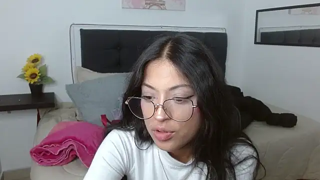Snapshot of vaness_weet chatting on April 28, 7:52 pm vaness weet online show from April 28, 7:52 pm