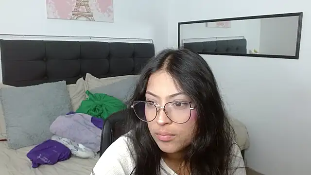 Snapshot of vaness_weet chatting on May 8, 7:52 pm vaness weet online show from May 8, 7:52 pm