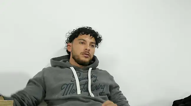 tuyo1995 online show from February 2, 4:37 am