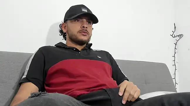 tuyo1995 online show from March 3, 9:15 pm