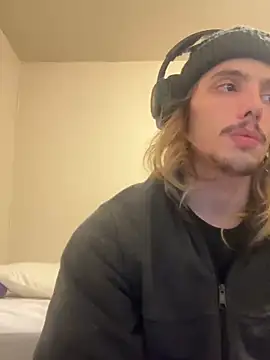 Snapshot of trippyski chatting on February 3, 4:57 am trippyski online show from February 3, 4:57 am