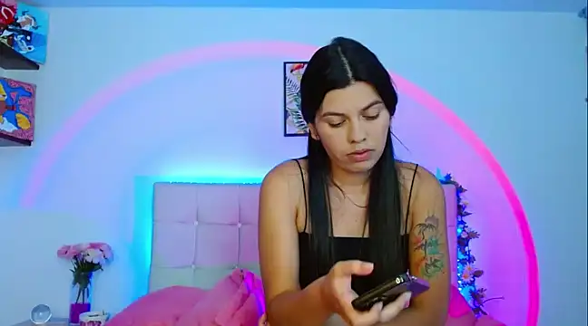 Snapshot of Layla_Rachel chatting on February 14, 1:23 am Layla Rachel online show from February 14, 1:23 am