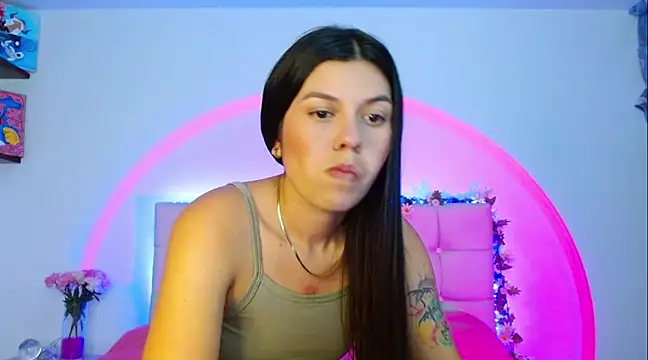 Snapshot of Layla_Rachel chatting on February 17, 1:47 am Layla Rachel online show from February 17, 1:47 am