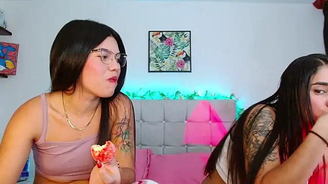 Snapshot of Layla_Rachel chatting on October 15, 1:50 am Layla Rachel online show from October 15, 1:50 am