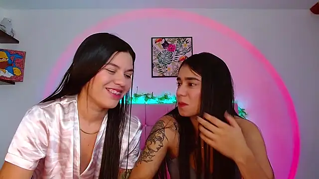 Snapshot of Layla_Rachel chatting on October 20, 12:11 am Layla Rachel online show from October 20, 12:11 am