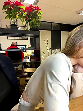 Snapshot of EmaSalis chatting on December 2, 11:56 am EmaSalis online show from December 2, 11:56 am