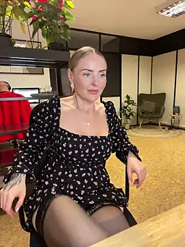 Snapshot of EmaSalis chatting on December 3, 12:27 pm EmaSalis online show from December 3, 12:27 pm