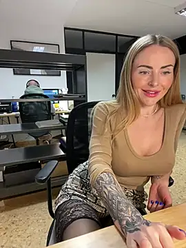 Snapshot of EmaSalis chatting on January 15, 9:56 am EmaSalis online show from January 15, 9:56 am