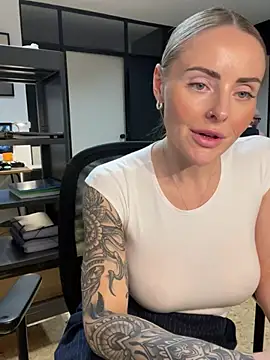 Snapshot of EmaSalis chatting on January 27, 2:24 pm EmaSalis online show from January 27, 2:24 pm