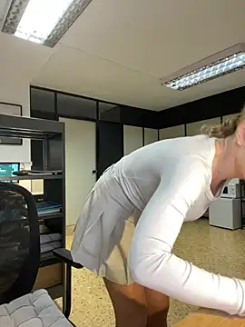 Snapshot of EmaSalis chatting on January 29, 8:29 am EmaSalis online show from January 29, 8:29 am