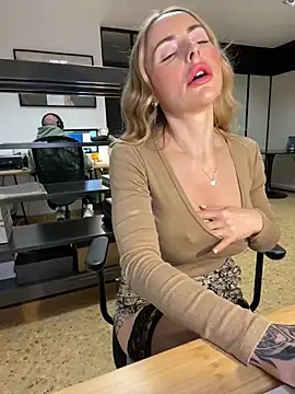 Snapshot of EmaSalis chatting on January 30, 10:19 am EmaSalis online show from January 30, 10:19 am