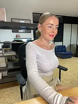 Snapshot of EmaSalis chatting on January 31, 8:32 am EmaSalis online show from January 31, 8:32 am