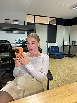 Snapshot of EmaSalis chatting on January 31, 12:51 pm EmaSalis online show from January 31, 12:51 pm