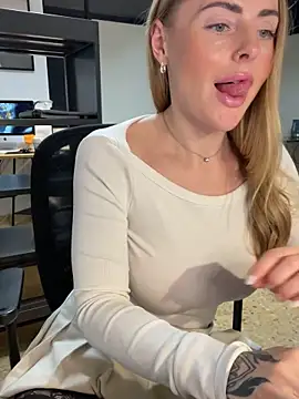 Snapshot of EmaSalis chatting on February 10, 2:05 pm EmaSalis online show from February 10, 2:05 pm